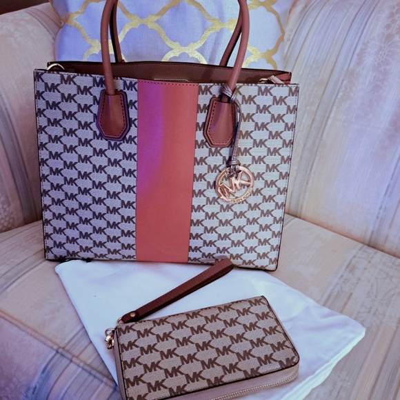 Michael Kors Tan Monogrammed Jacquard XL Mercer Handbag & Matching Wallet - Picture 3 of 13